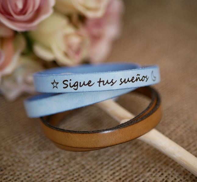 Bracelet en cuir personnalisable avec inscription gravée.