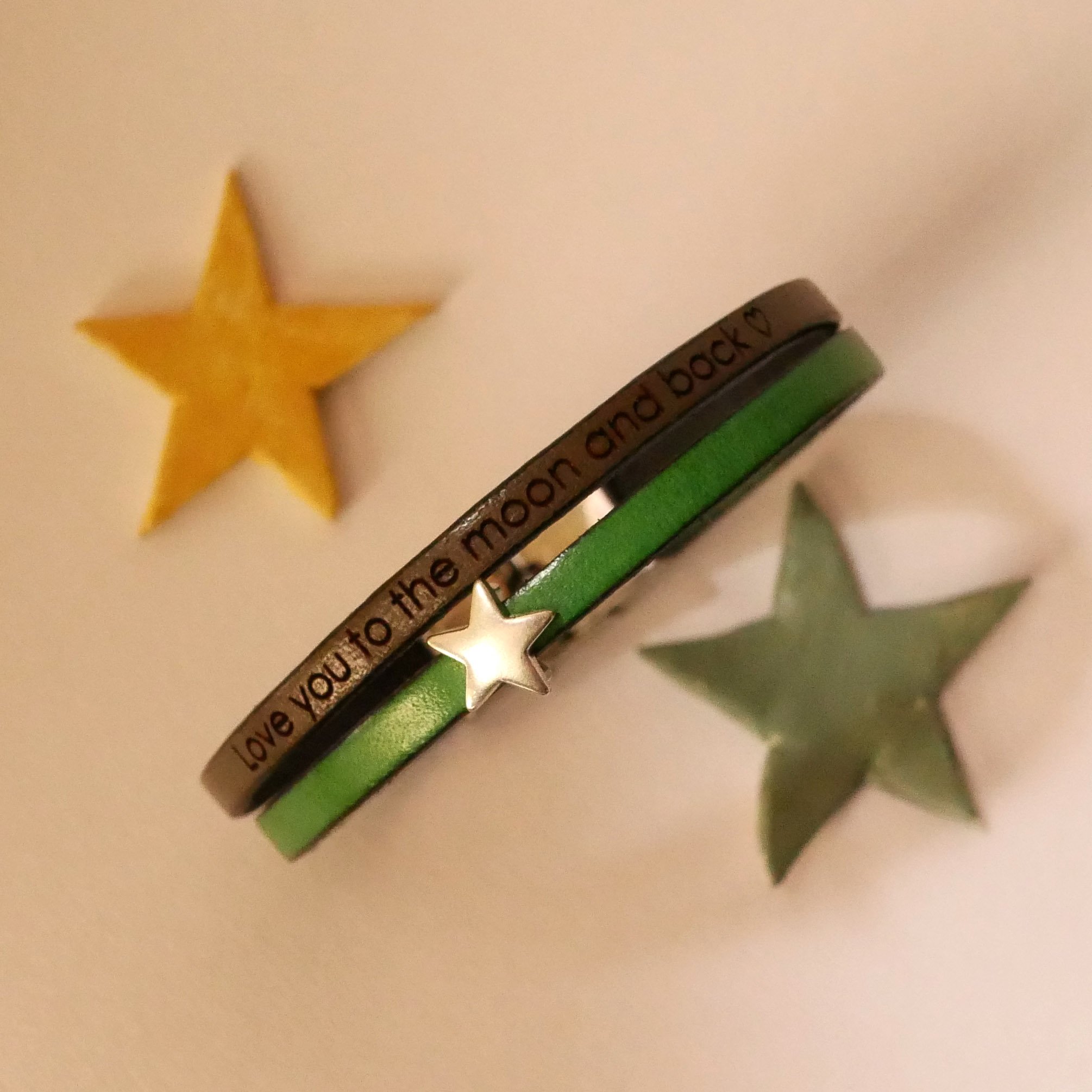 Duo-armb&aring;nd i l&aelig;der, der kan personligg&oslash;res med et hjerte, en stjerne eller en uendelig sl&oslash;jfe