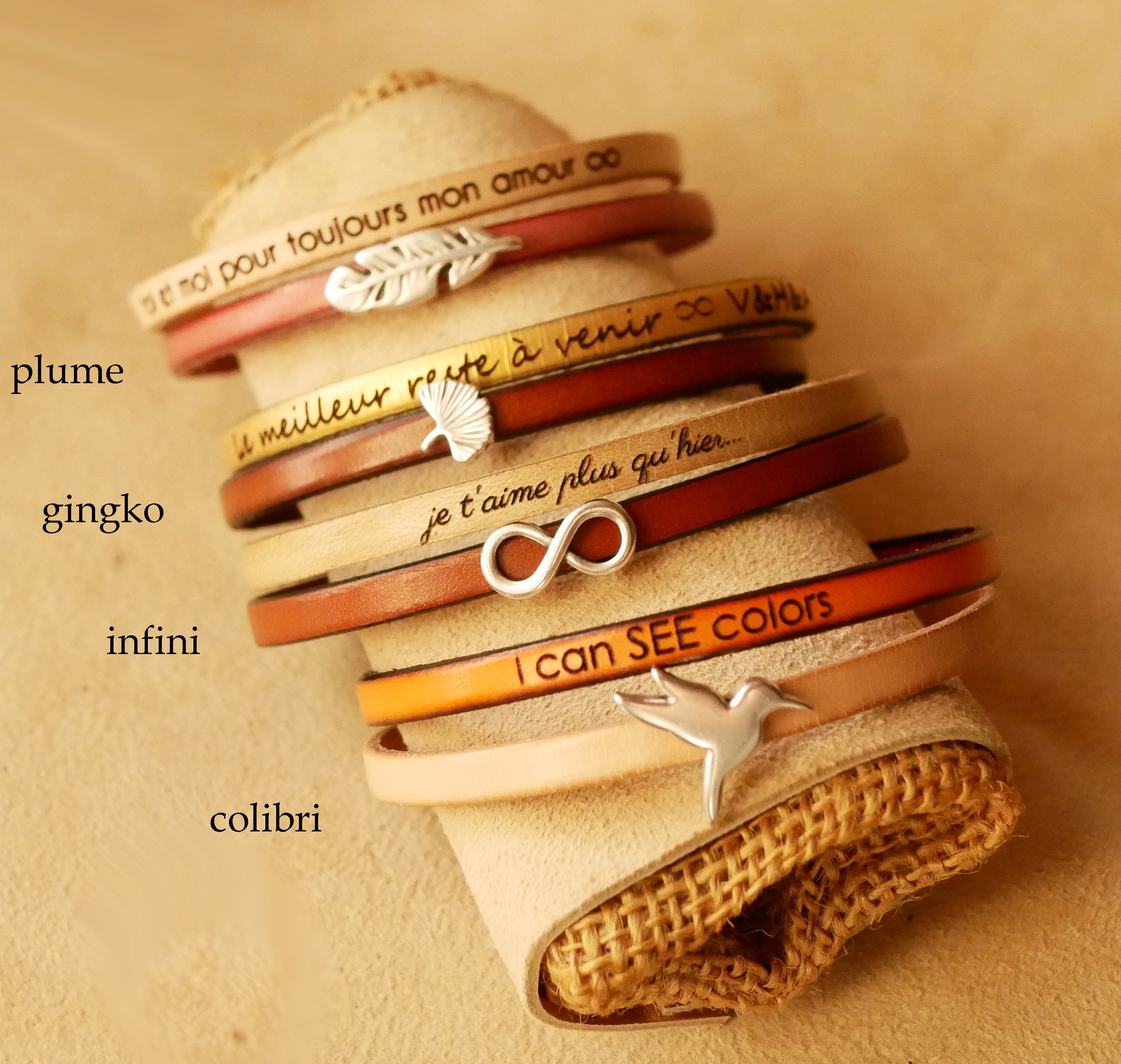 Duo-armb&aring;nd i l&aelig;der, der kan personligg&oslash;res med et hjerte, en stjerne eller en uendelig sl&oslash;jfe