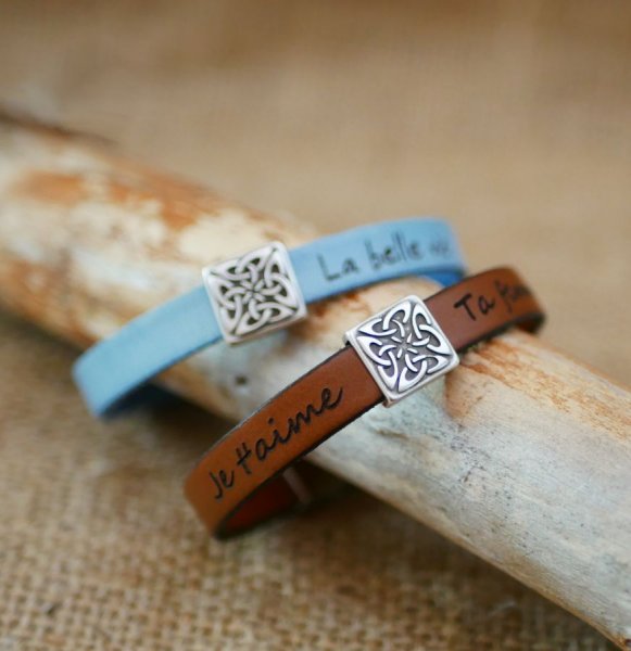 L&aelig;derarmb&aring;nd dekoreret med en keltisk firkant, der kan personligg&oslash;res ved indgravering