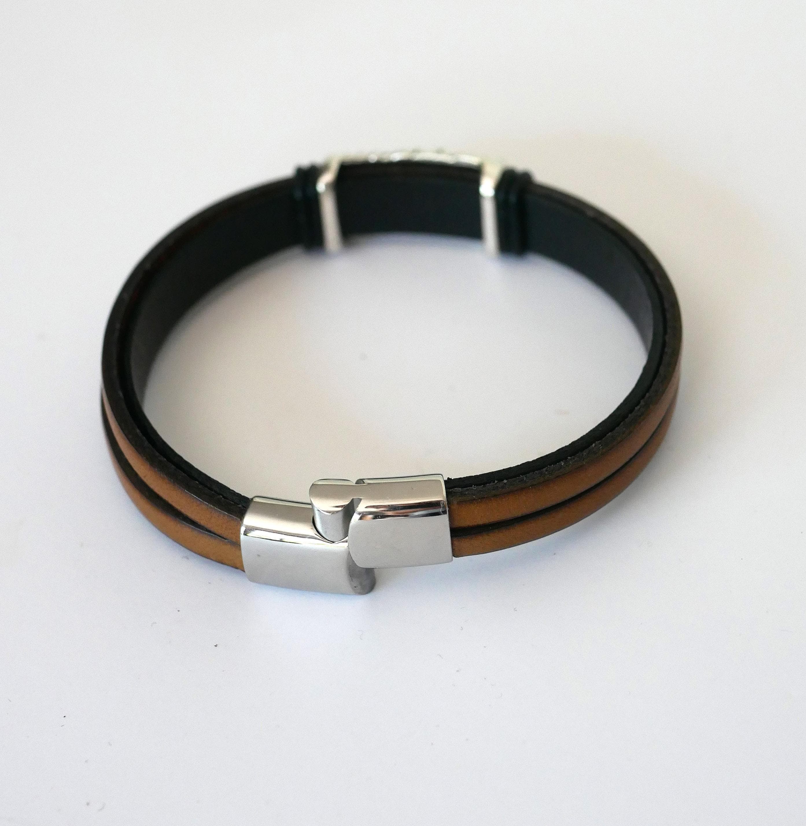 Brunt læderarmbånd med flettet metalforing og magnetlås