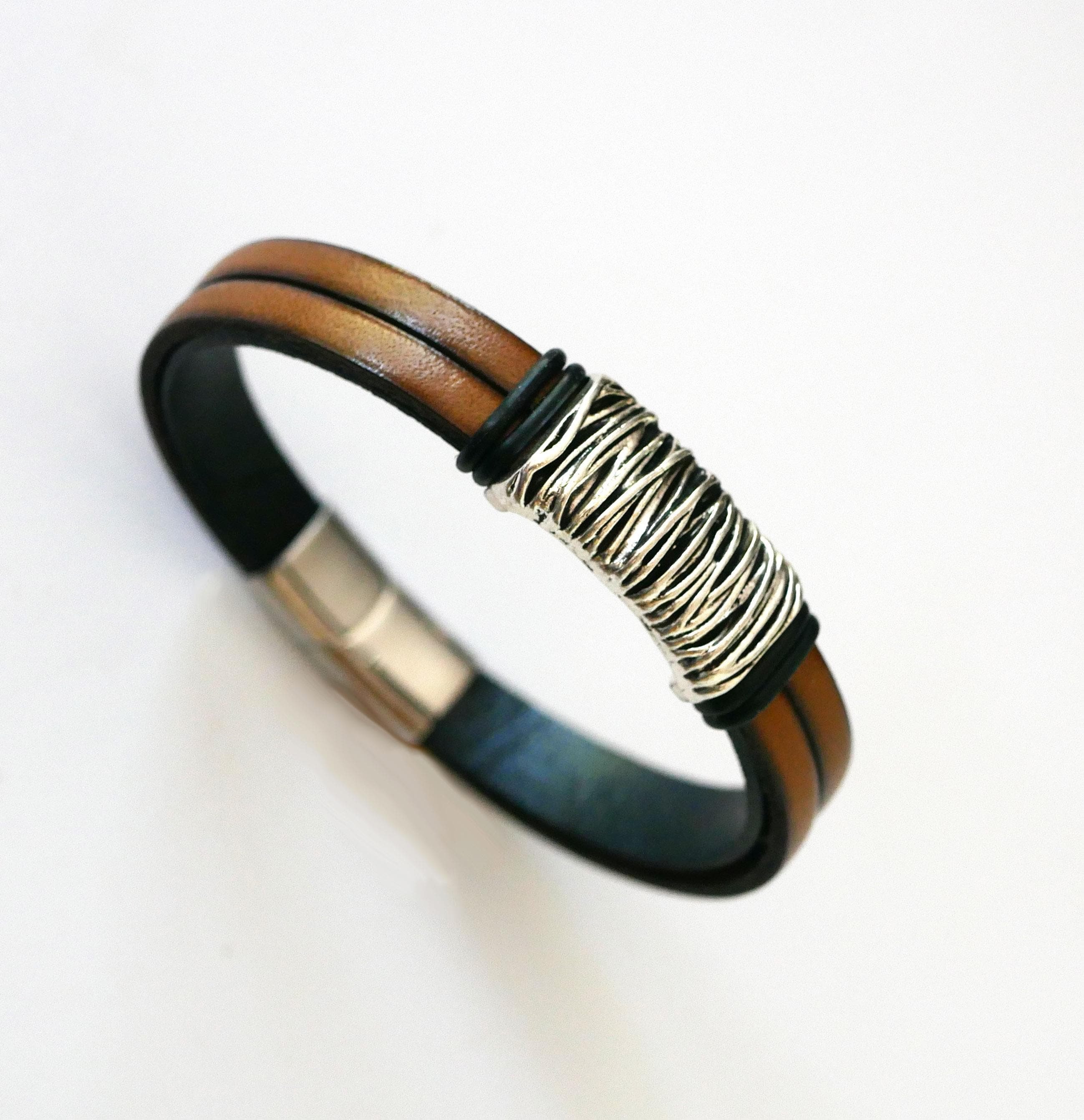 Brunt læderarmbånd med flettet metalforing og magnetlås
