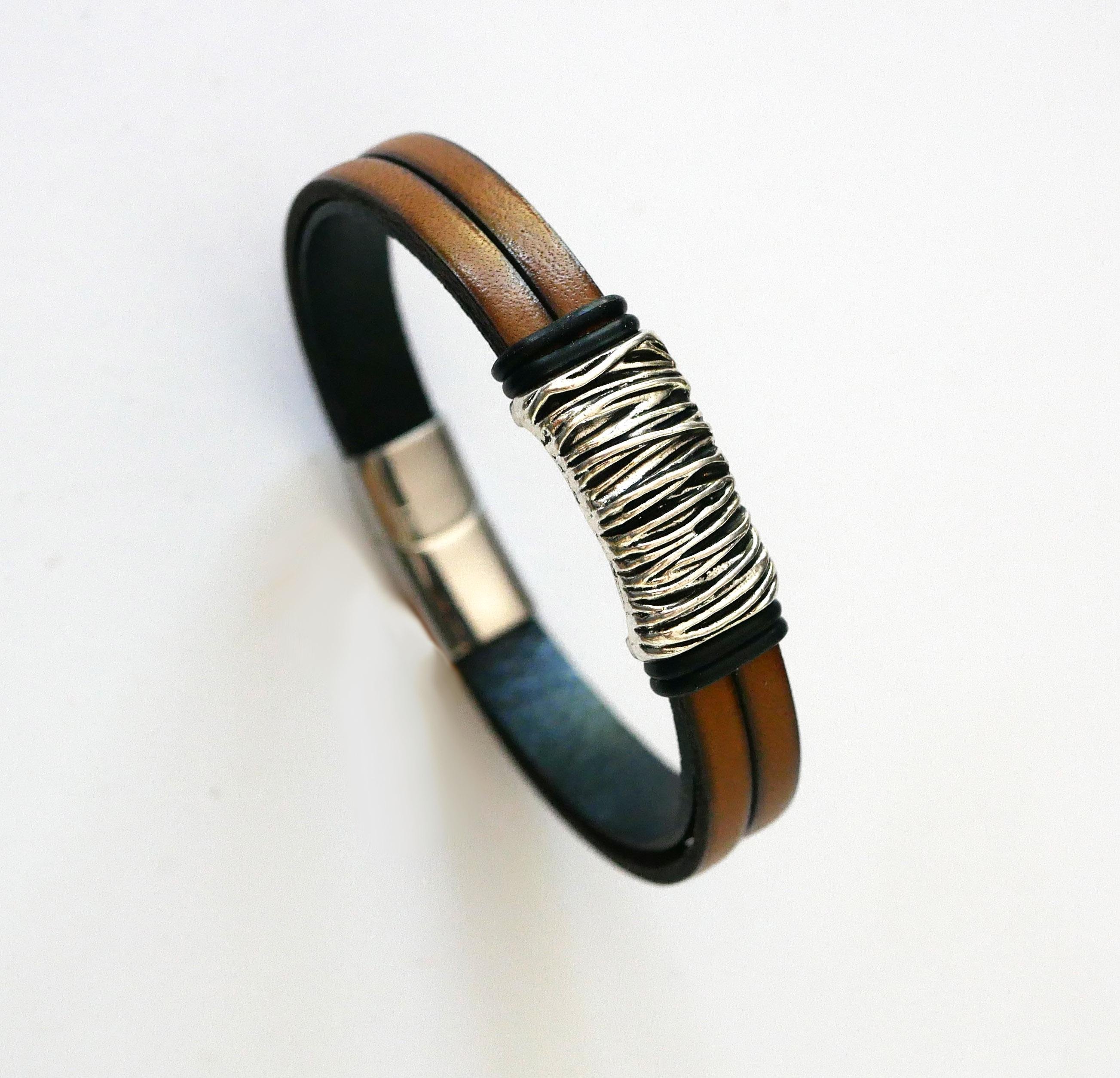 Brunt læderarmbånd med flettet metalforing og magnetlås