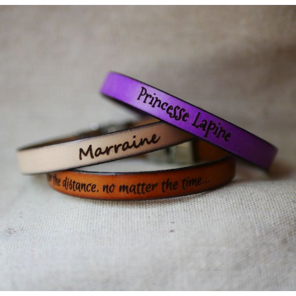 L&aelig;derarmb&aring;nd til kvinder med guldl&aring;s, personliggjort med indgravering 