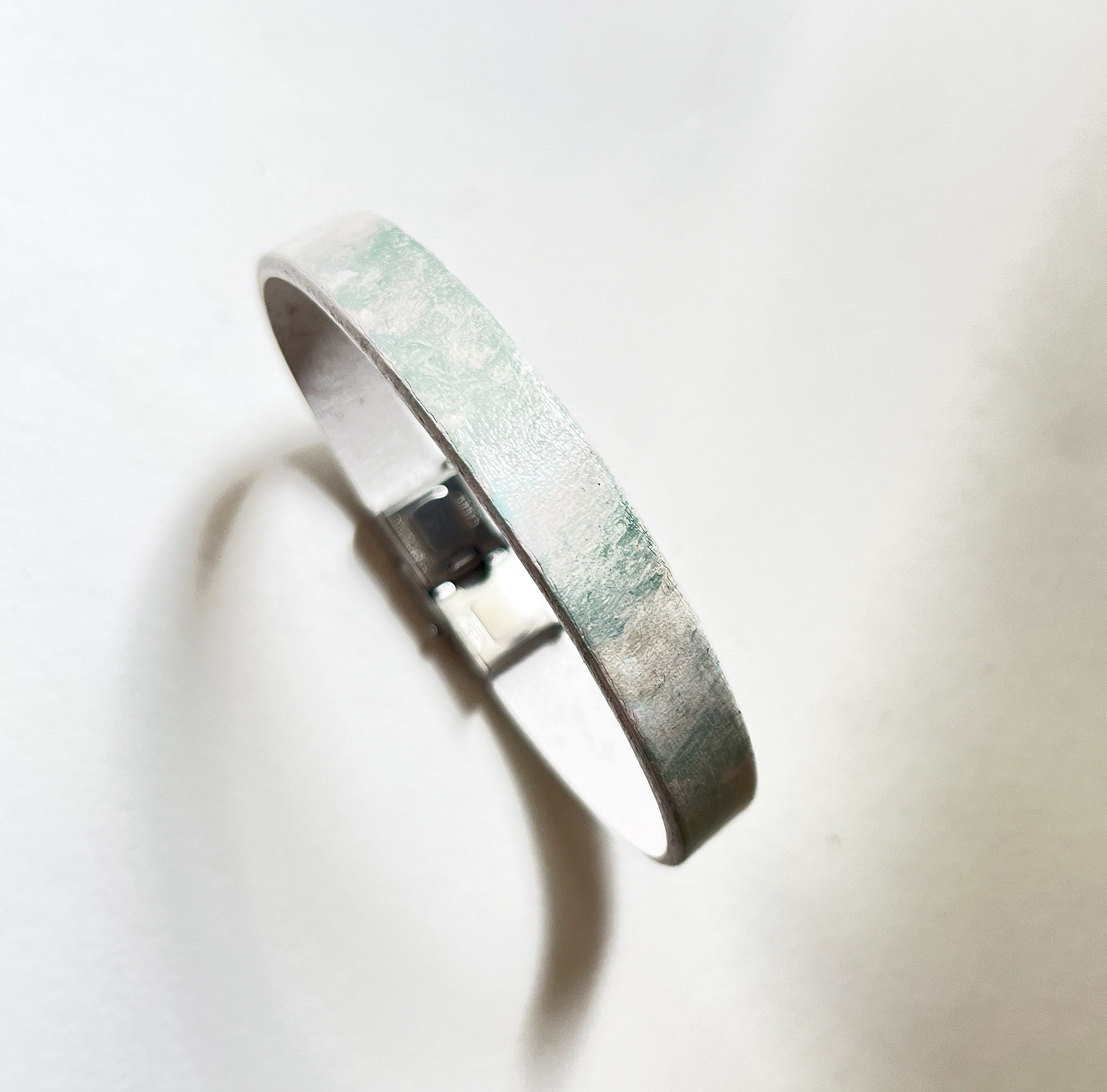 Bracelet en cuir blanc peint nuage de bleu gris 