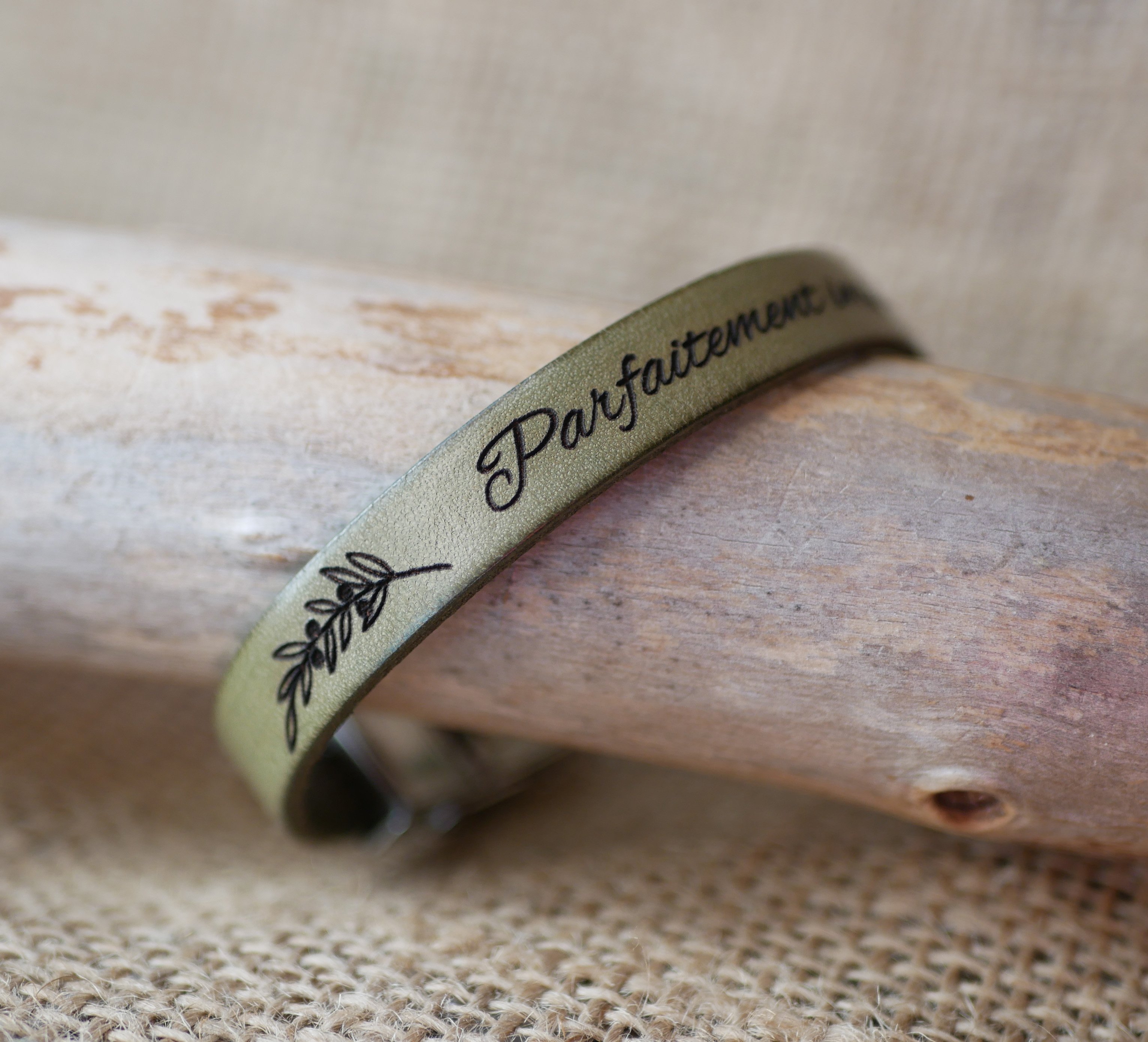 Specialindgraveret l&aelig;derarmb&aring;nd til kvinder