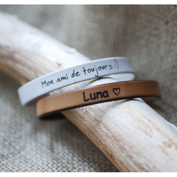 L&aelig;derarmb&aring;nd til kvinder med guldl&aring;s, personliggjort med indgravering 