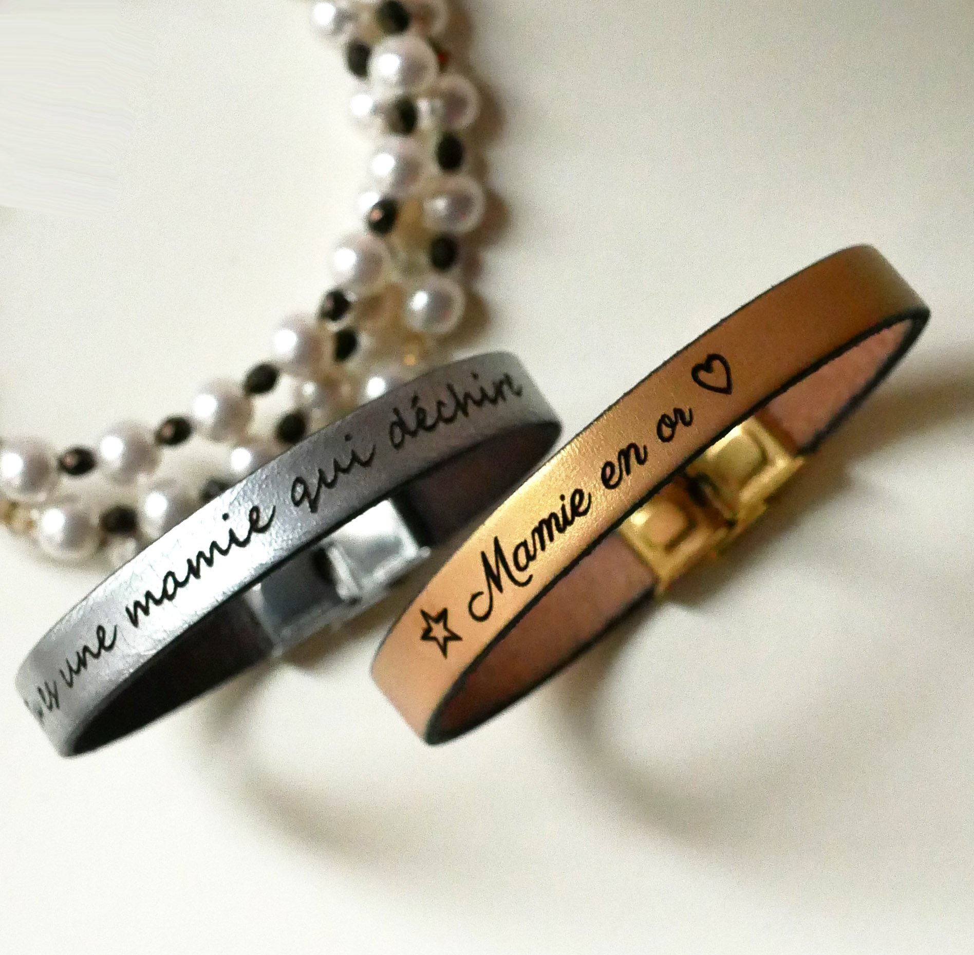 Specialindgraveret l&aelig;derarmb&aring;nd til kvinder