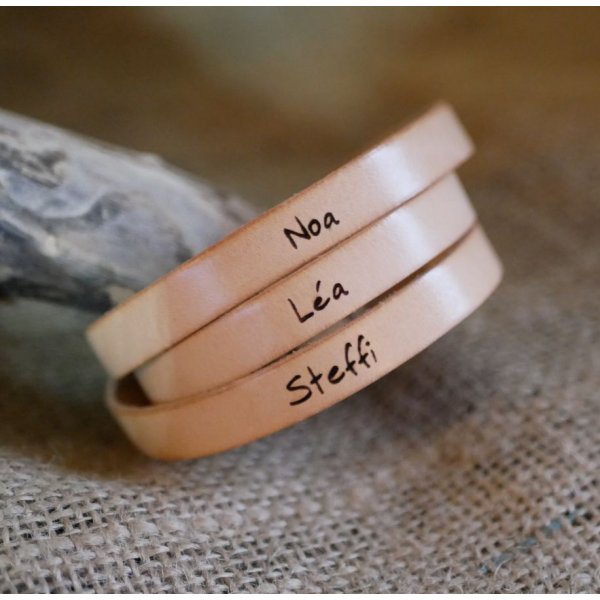 L&aelig;derarmb&aring;nd til kvinder med tredobbelt drejning for at personligg&oslash;re farve og gravering 