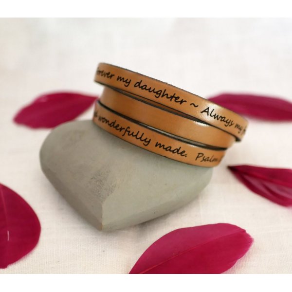 L&aelig;derarmb&aring;nd til kvinder med tredobbelt drejning for at personligg&oslash;re farve og gravering 