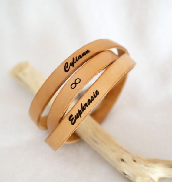 L&aelig;derarmb&aring;nd til kvinder med tredobbelt drejning for at personligg&oslash;re farve og gravering 