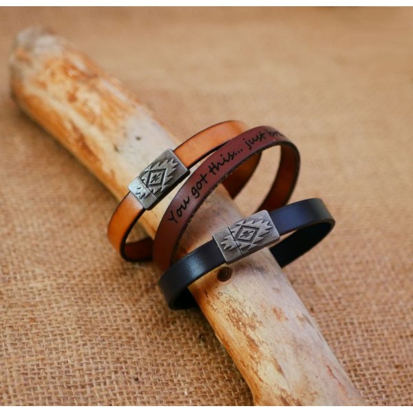 L&aelig;derarmb&aring;nd med etnisk magnetl&aring;s til personlig tilpasning