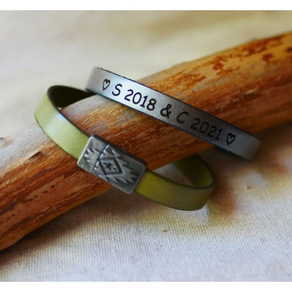 L&aelig;derarmb&aring;nd med etnisk magnetl&aring;s til personlig tilpasning