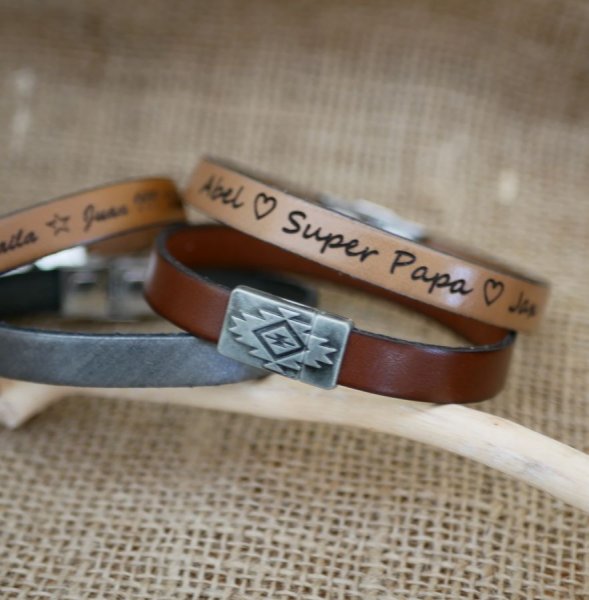 L&aelig;derarmb&aring;nd med etnisk magnetl&aring;s til personlig tilpasning