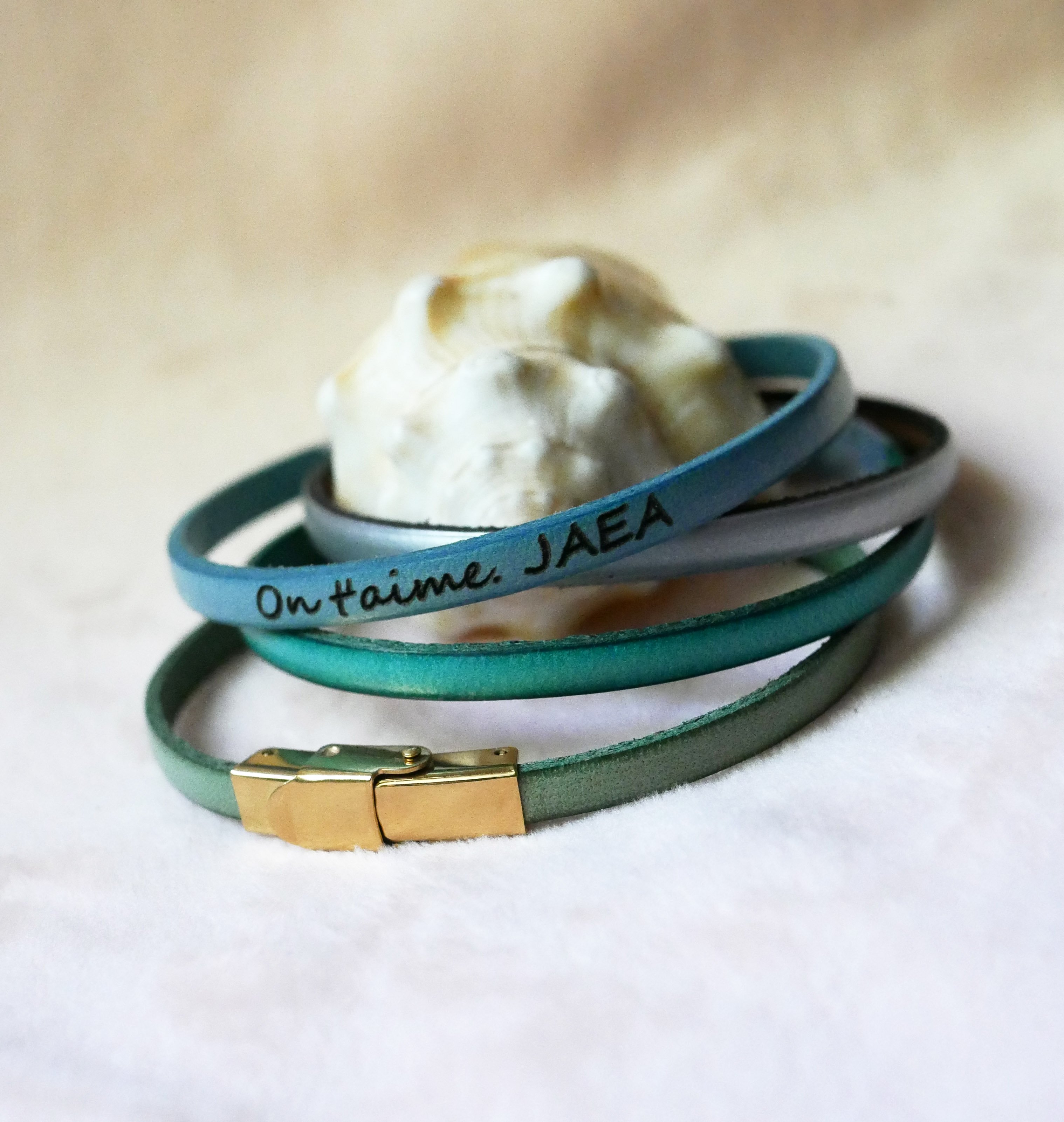 Fin l&aelig;derrem med justerbar guldsp&aelig;nde, kan tilpasses med indgravering 