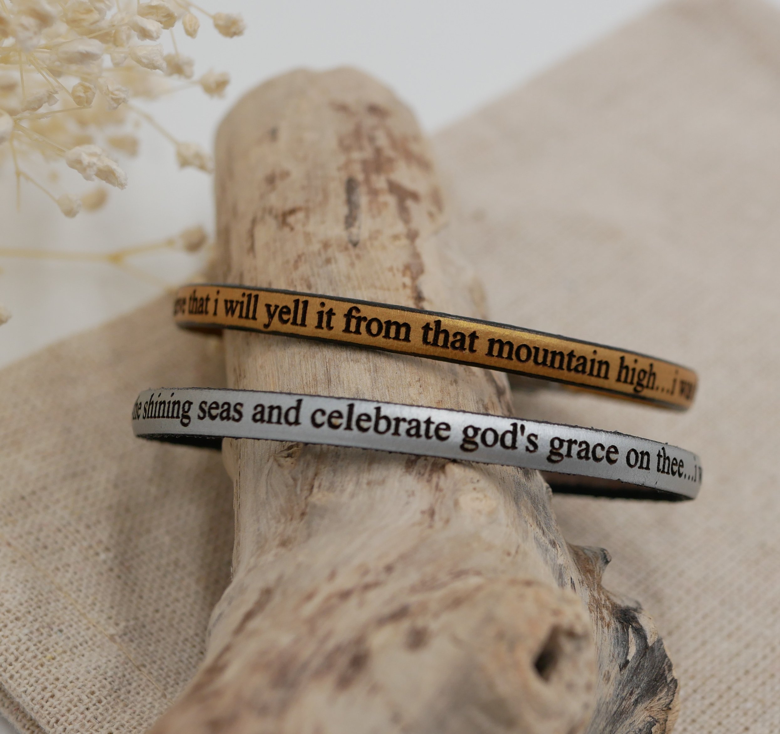 Fint l&aelig;derarmb&aring;nd med magnetisk guldl&aring;s, personliggjort med indgravering 