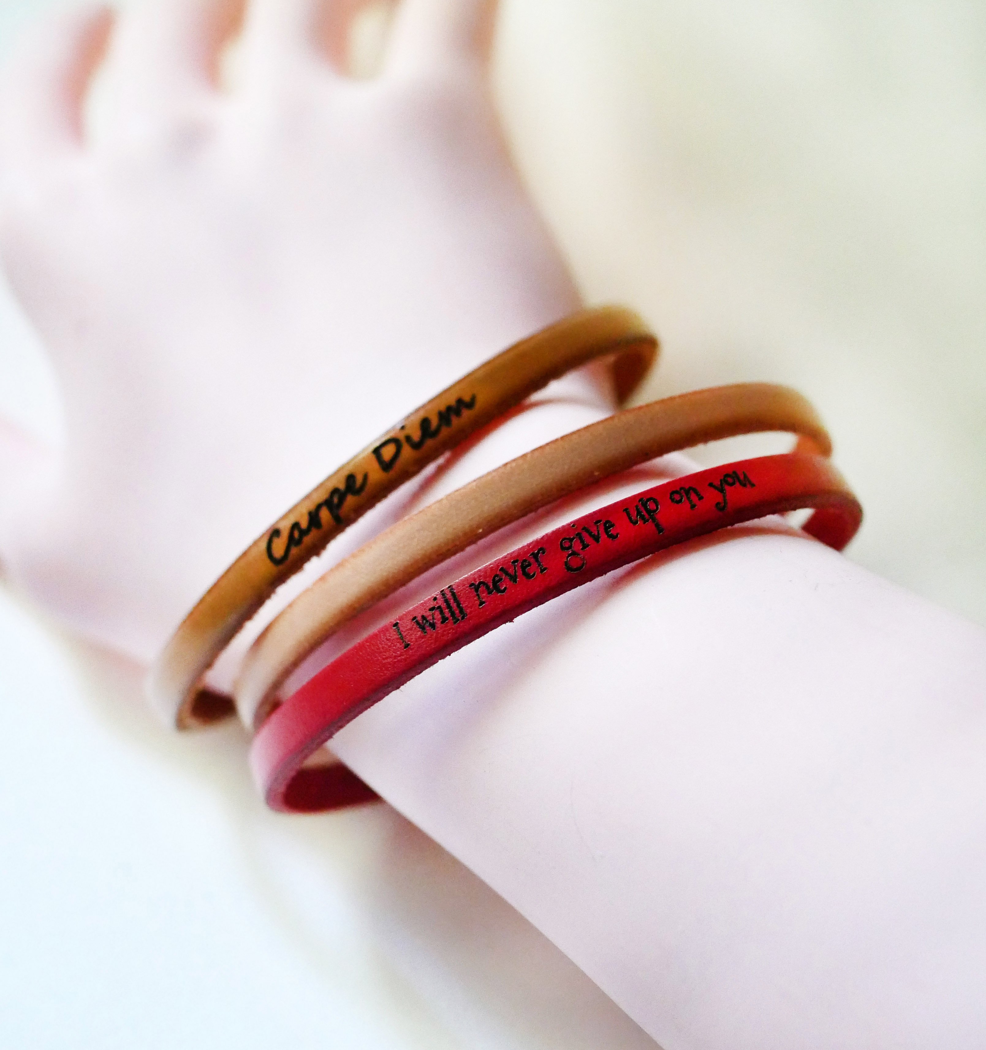 Fin l&aelig;derrem med justerbar guldsp&aelig;nde, kan tilpasses med indgravering 