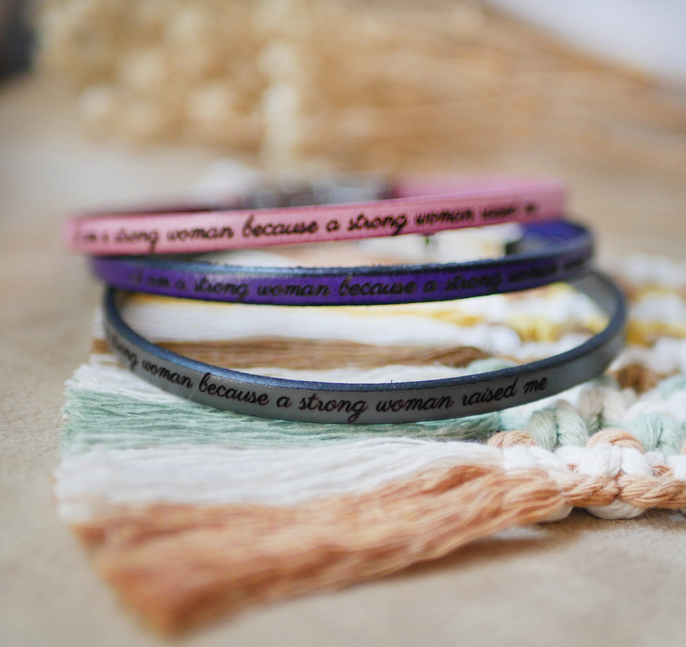 Fin l&aelig;derrem med justerbar guldsp&aelig;nde, kan tilpasses med indgravering 