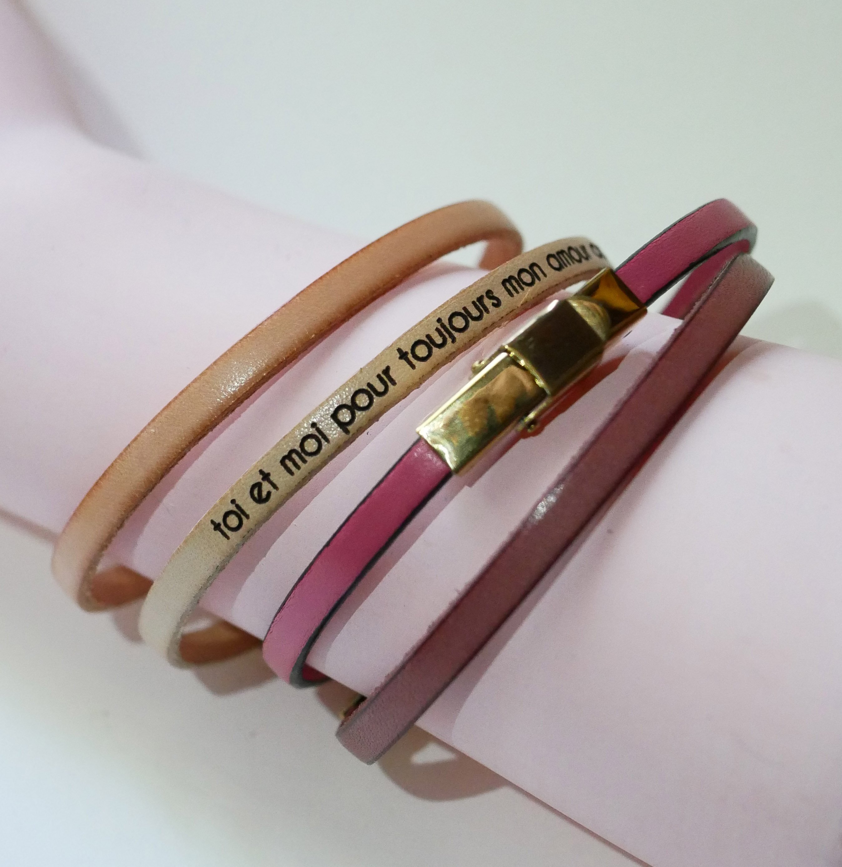 Fin l&aelig;derrem med justerbar guldsp&aelig;nde, kan tilpasses med indgravering 