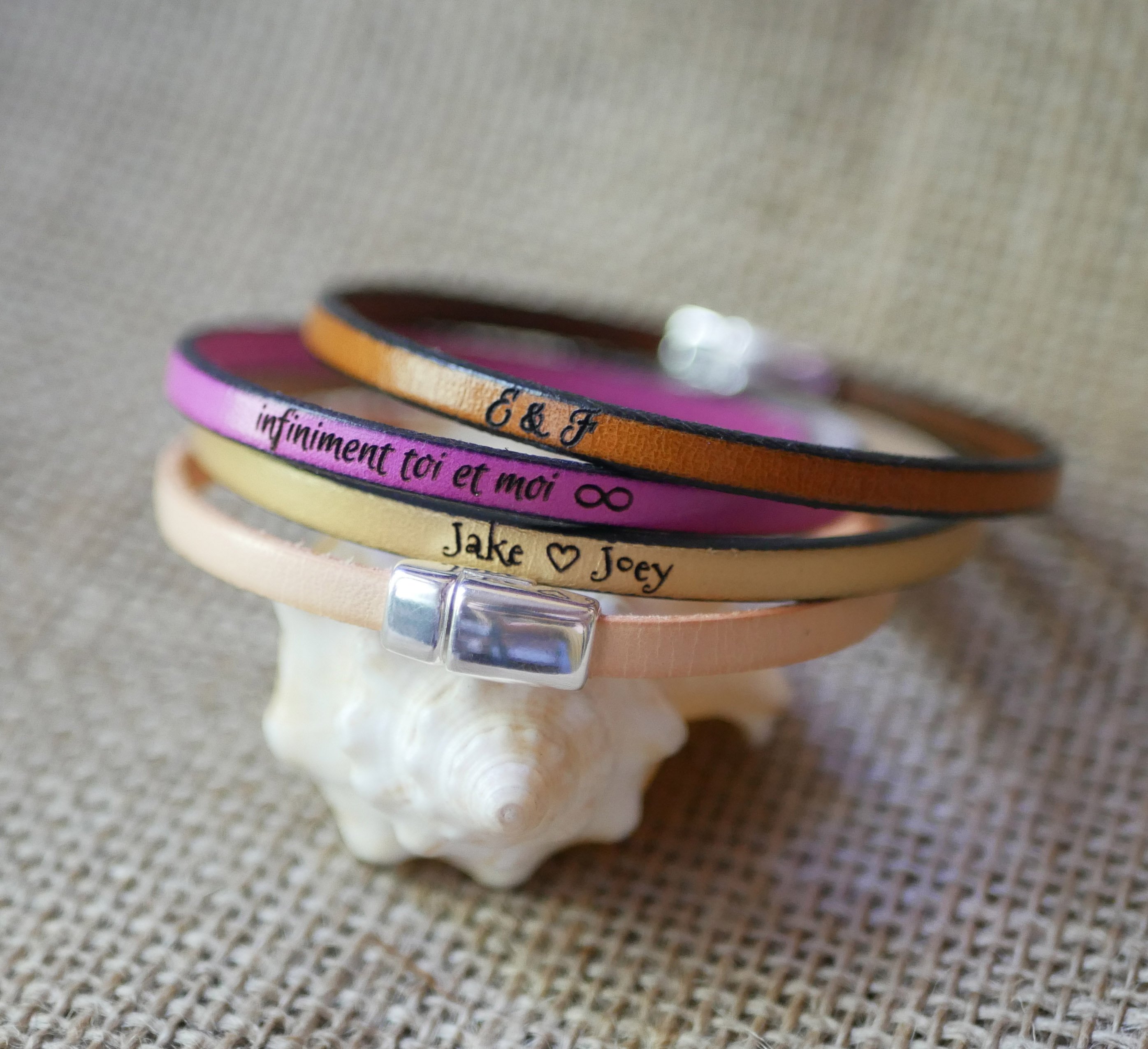 L&aelig;derarmb&aring;nd med magnetl&aring;s med personlig indgravering til m&aelig;nd eller kvinder