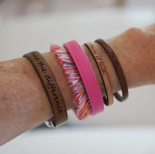 Tilpasset fint l&aelig;derarmb&aring;nd til kvinder, der kan tilpasses 