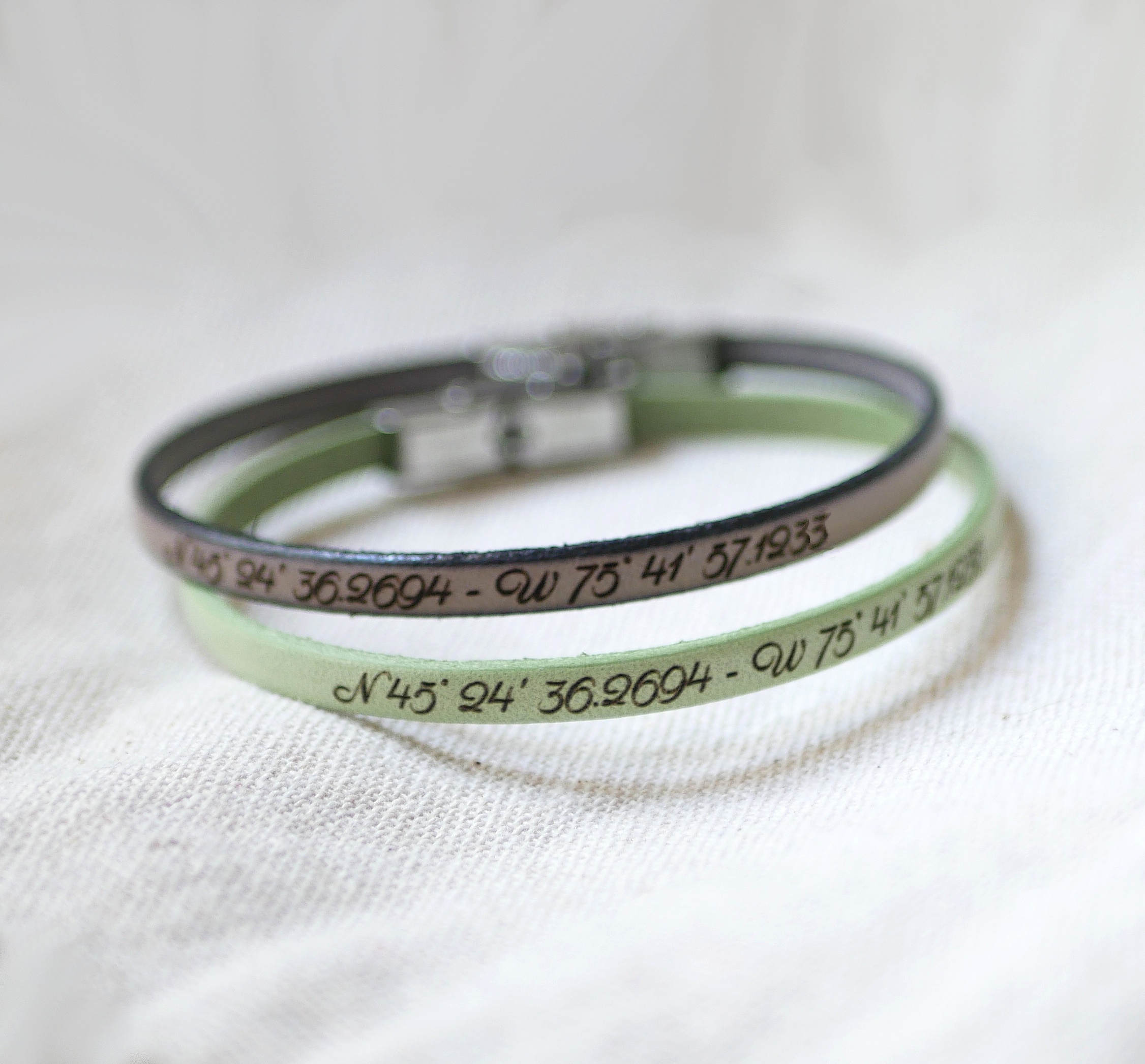 Bracelets en cuir personnalisés avec coordonnées géographiques gravées.