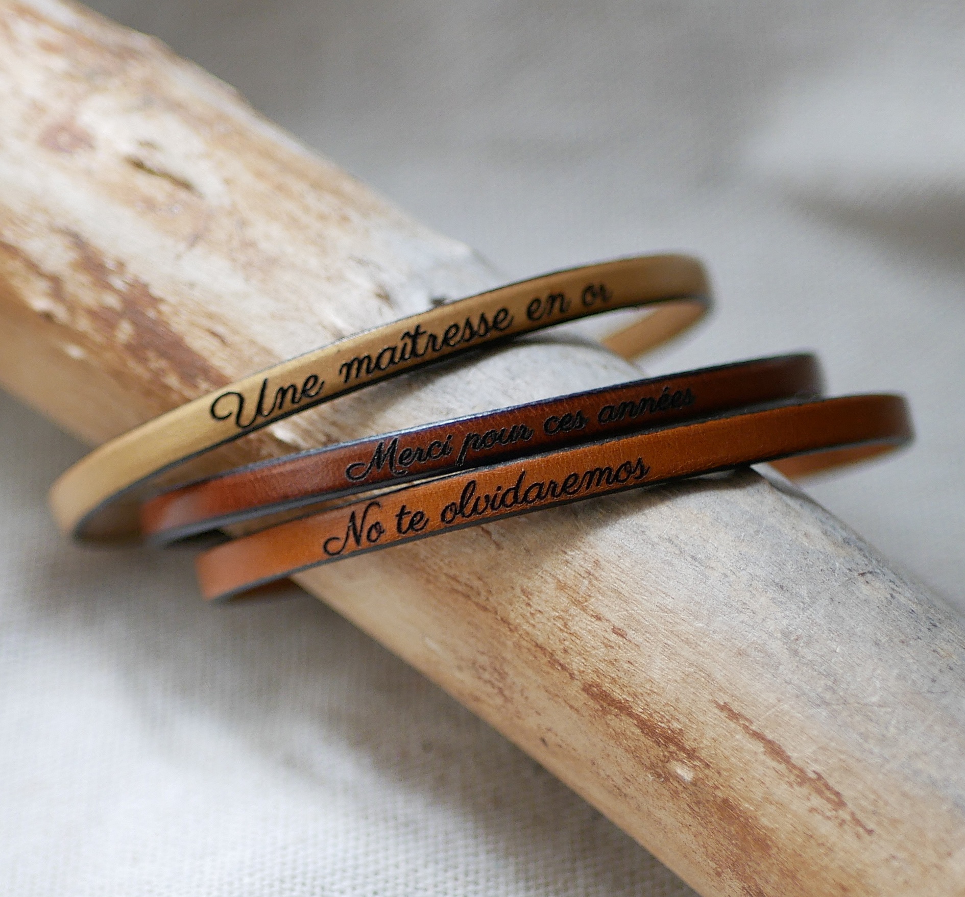 Bracelets en cuir personnalisés avec gravures sur bois flotté.