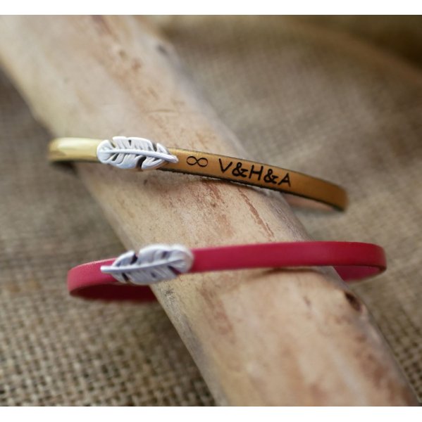 Pigearmb&aring;nd i l&aelig;der med fjer, der kan g&oslash;res personlig med indgravering 