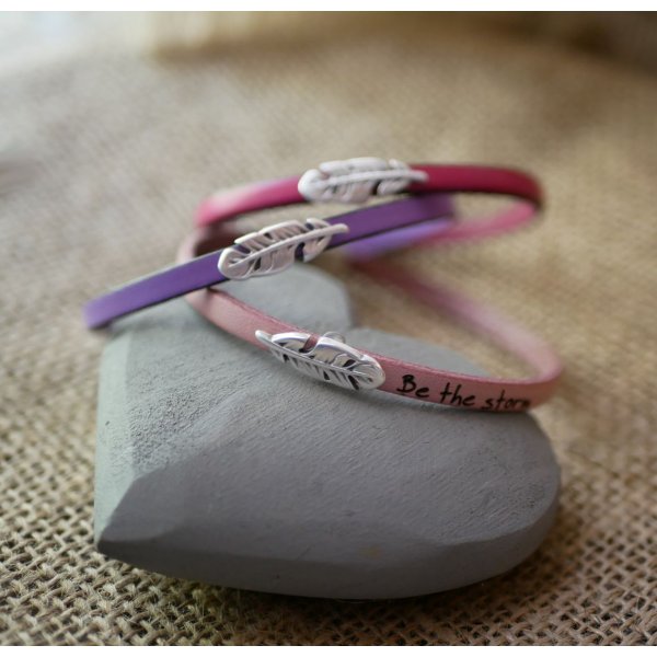 Pigearmb&aring;nd i l&aelig;der med fjer, der kan g&oslash;res personlig med indgravering 