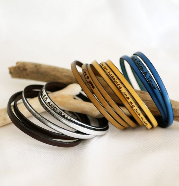 Skr&aelig;ddersyet l&aelig;derarmb&aring;nd med 3 drejninger til kvinder