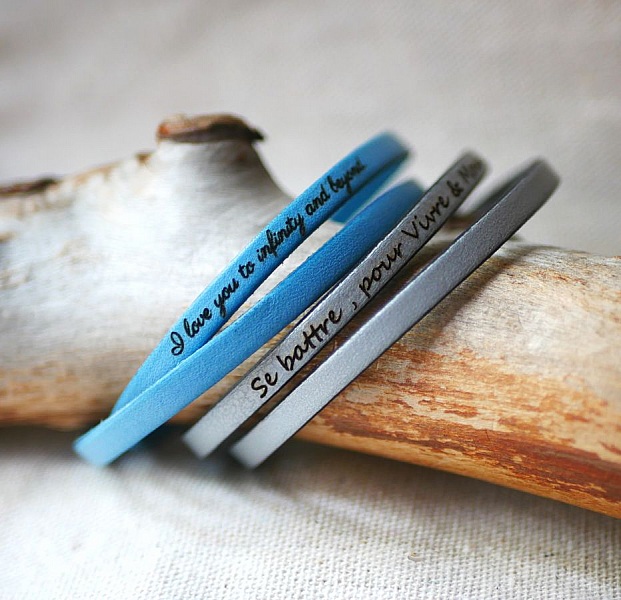 Bracelets en cuir personnalisés avec messages gravés.