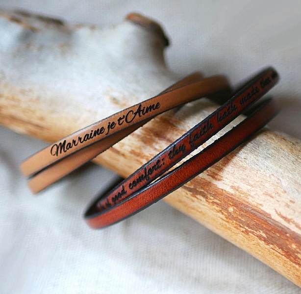 Bracelets en cuir personnalisables avec gravure message.