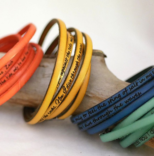 Bracelets en cuir personnalisés à cinq tours gravés.