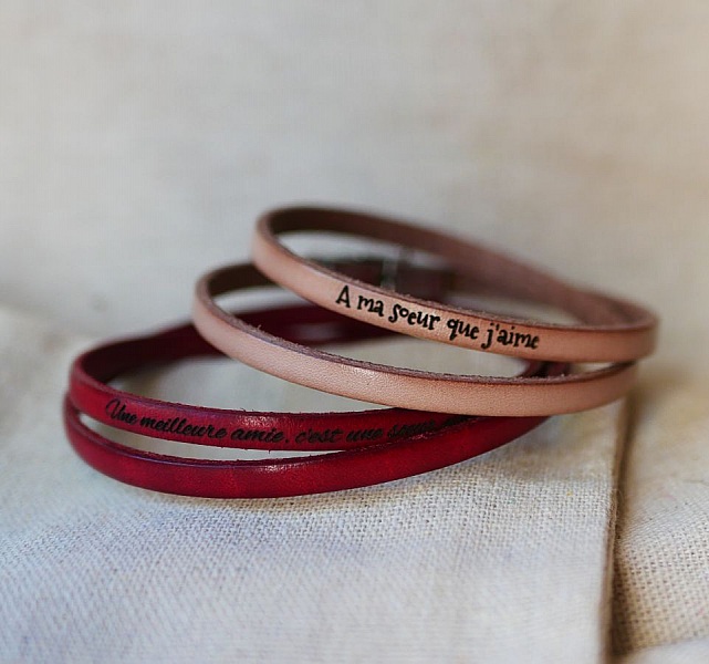 Bracelets en cuir personnalisés avec messages gravés.