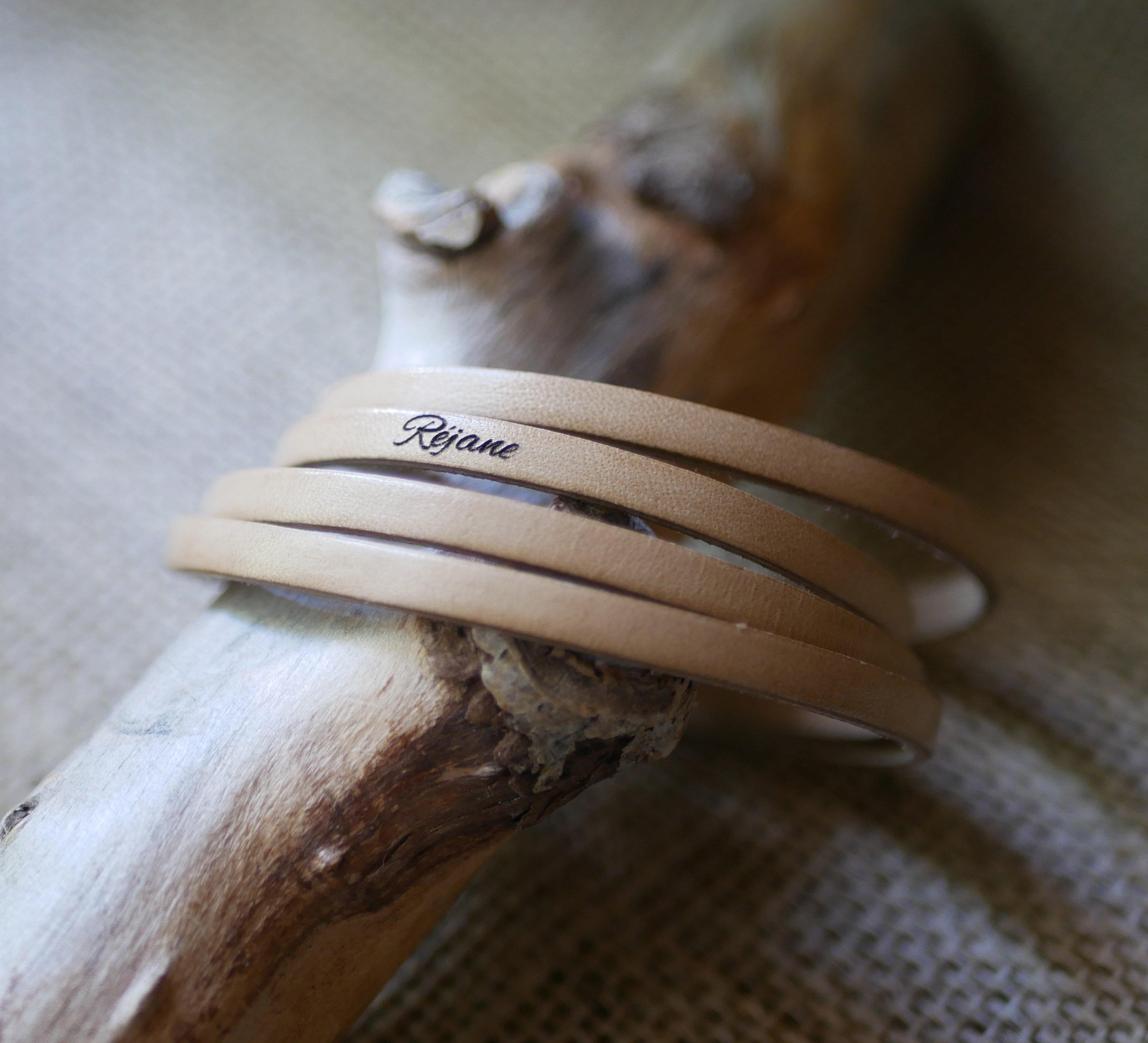 Fint l&aelig;derarmb&aring;nd i 4 tilpassede armb&aring;nd med indgravering