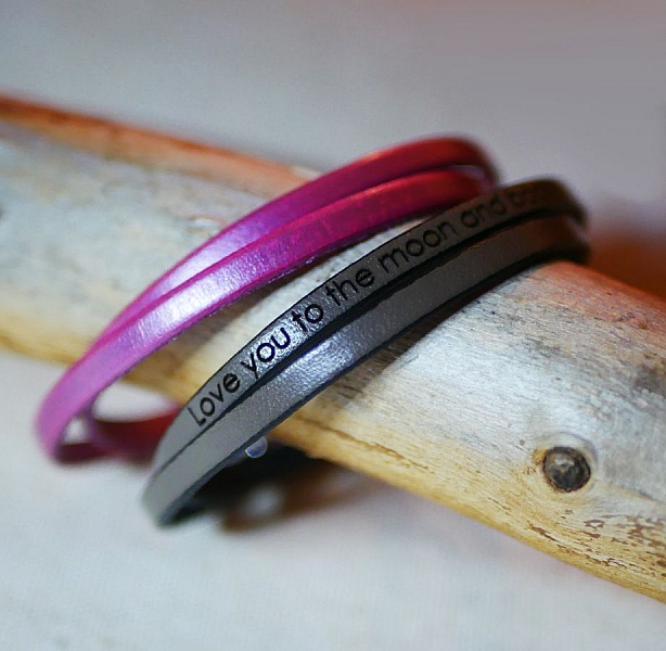 Bracelets en cuir personnalisés avec gravure romantique.