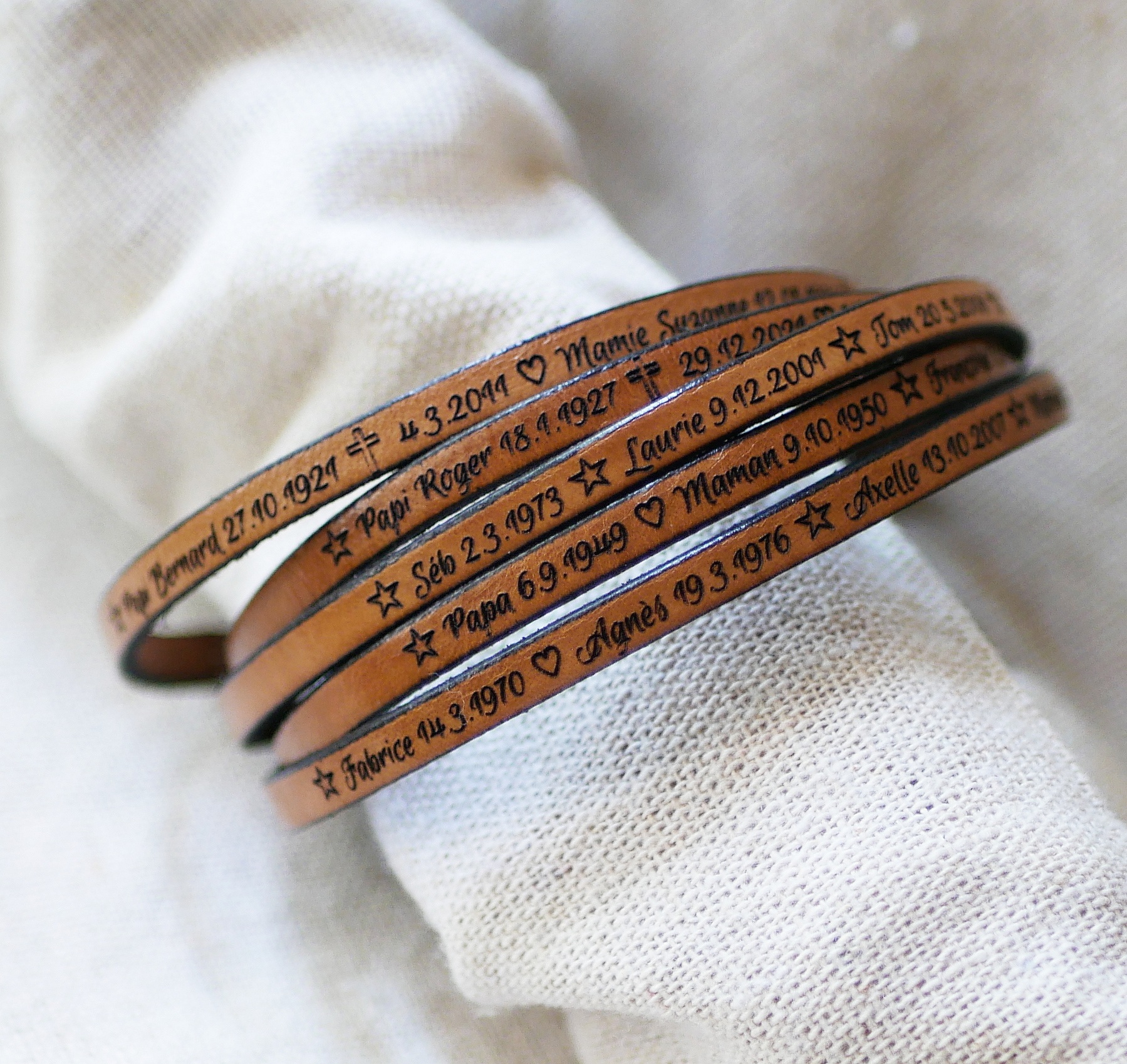 Bracelet en cuir fin personnalisé gravé de prénoms et dates.