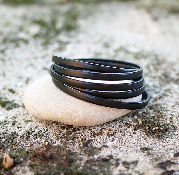 Bracelet en cuir noir fin à cinq tours personnalisé.