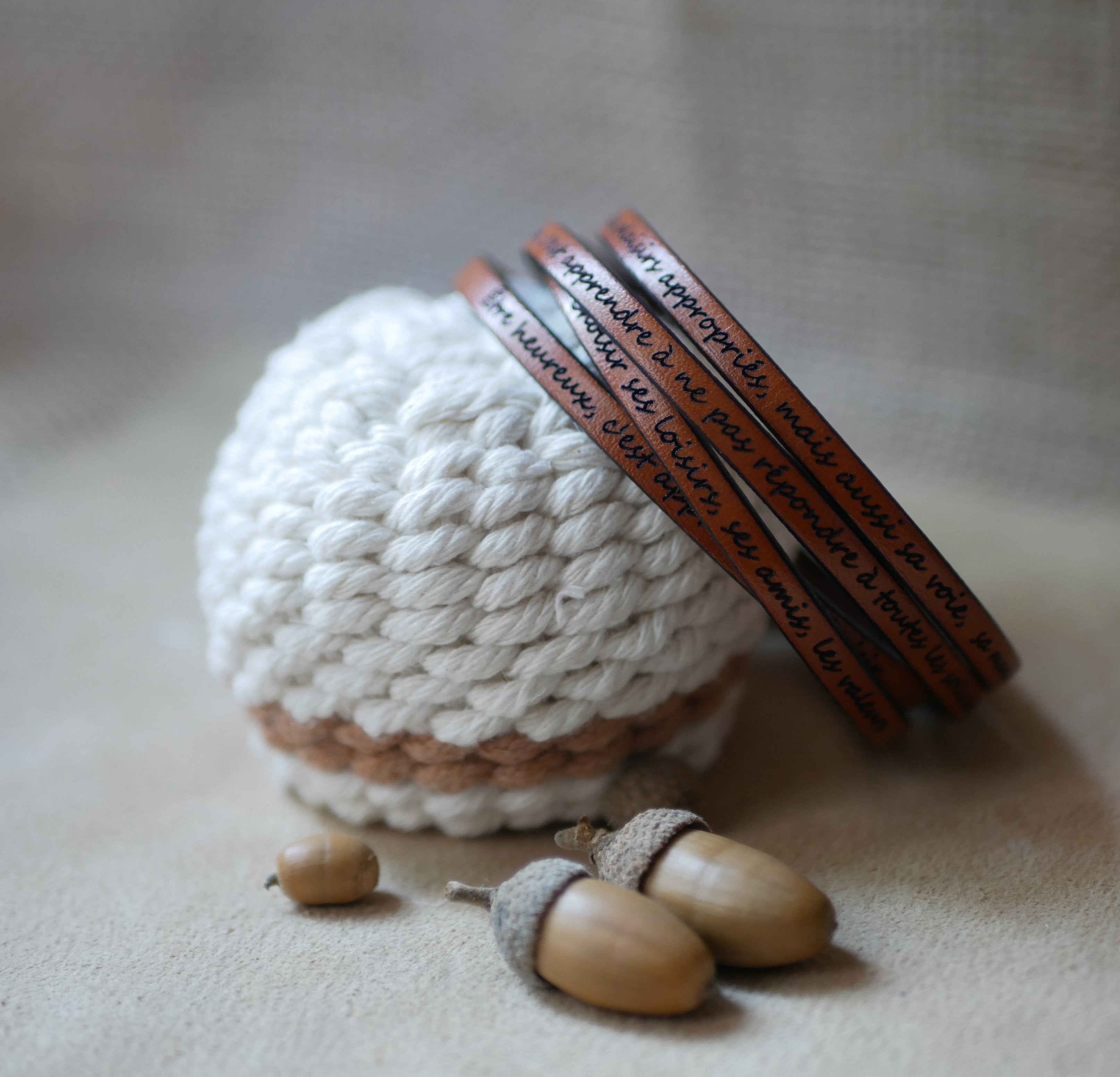 Fint l&aelig;derarmb&aring;nd i 4 tilpassede armb&aring;nd med indgravering