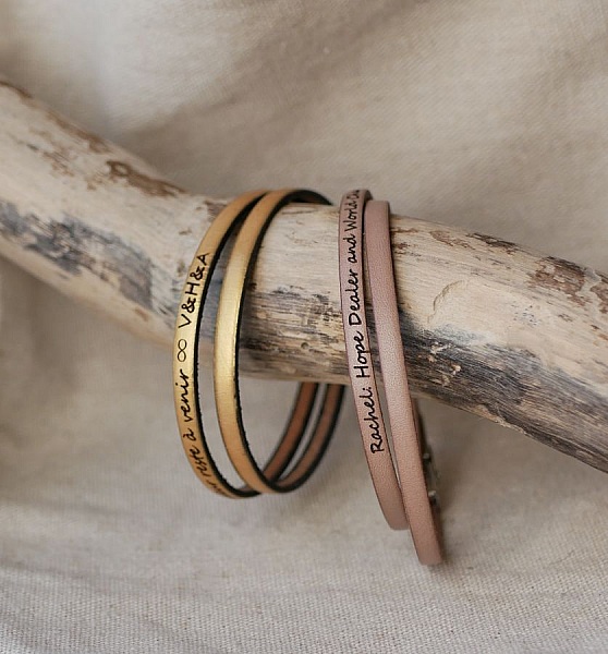 Bracelets en cuir personnalisés avec gravure sur bois flotté.