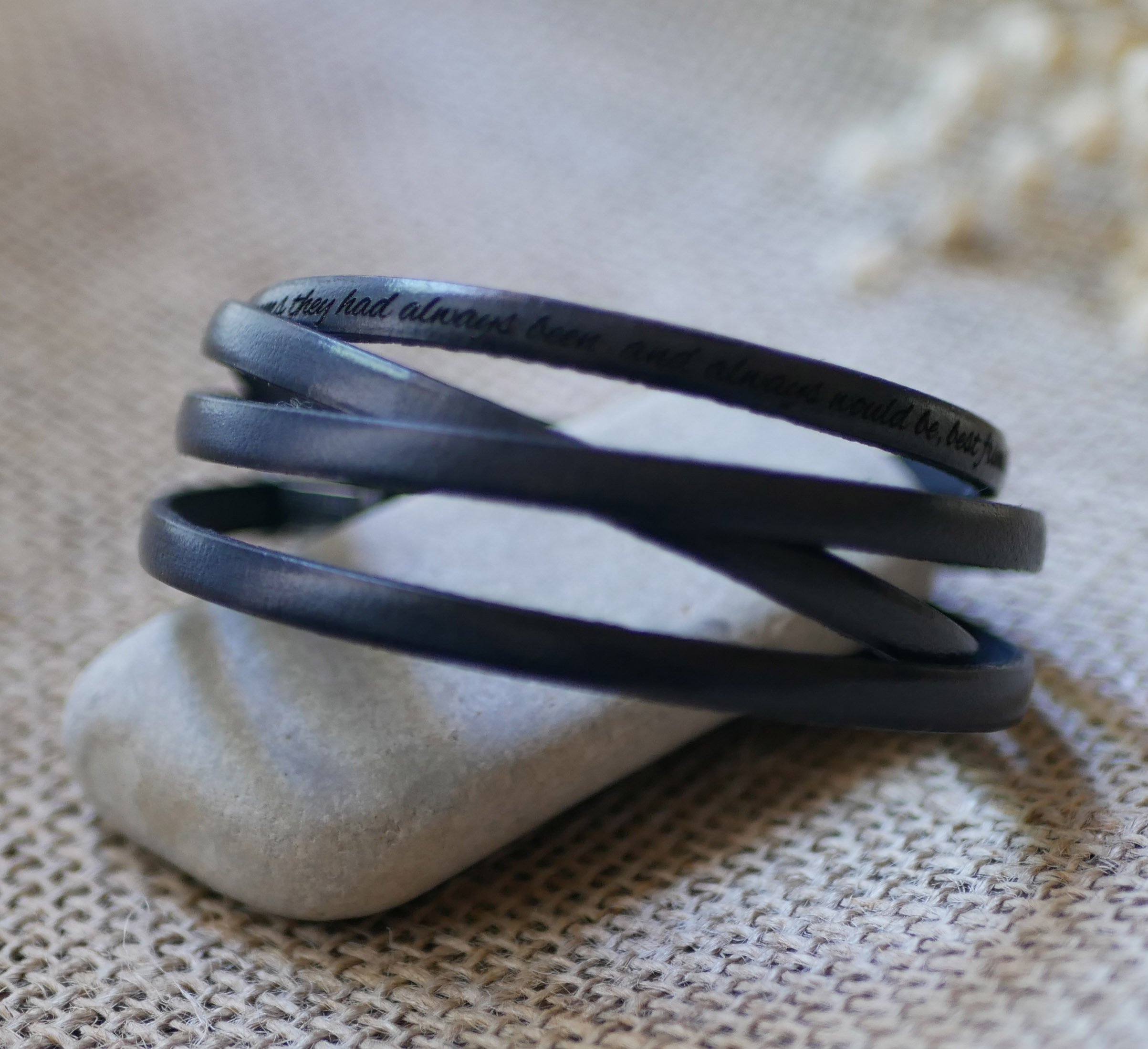 Fint l&aelig;derarmb&aring;nd i 4 tilpassede armb&aring;nd med indgravering