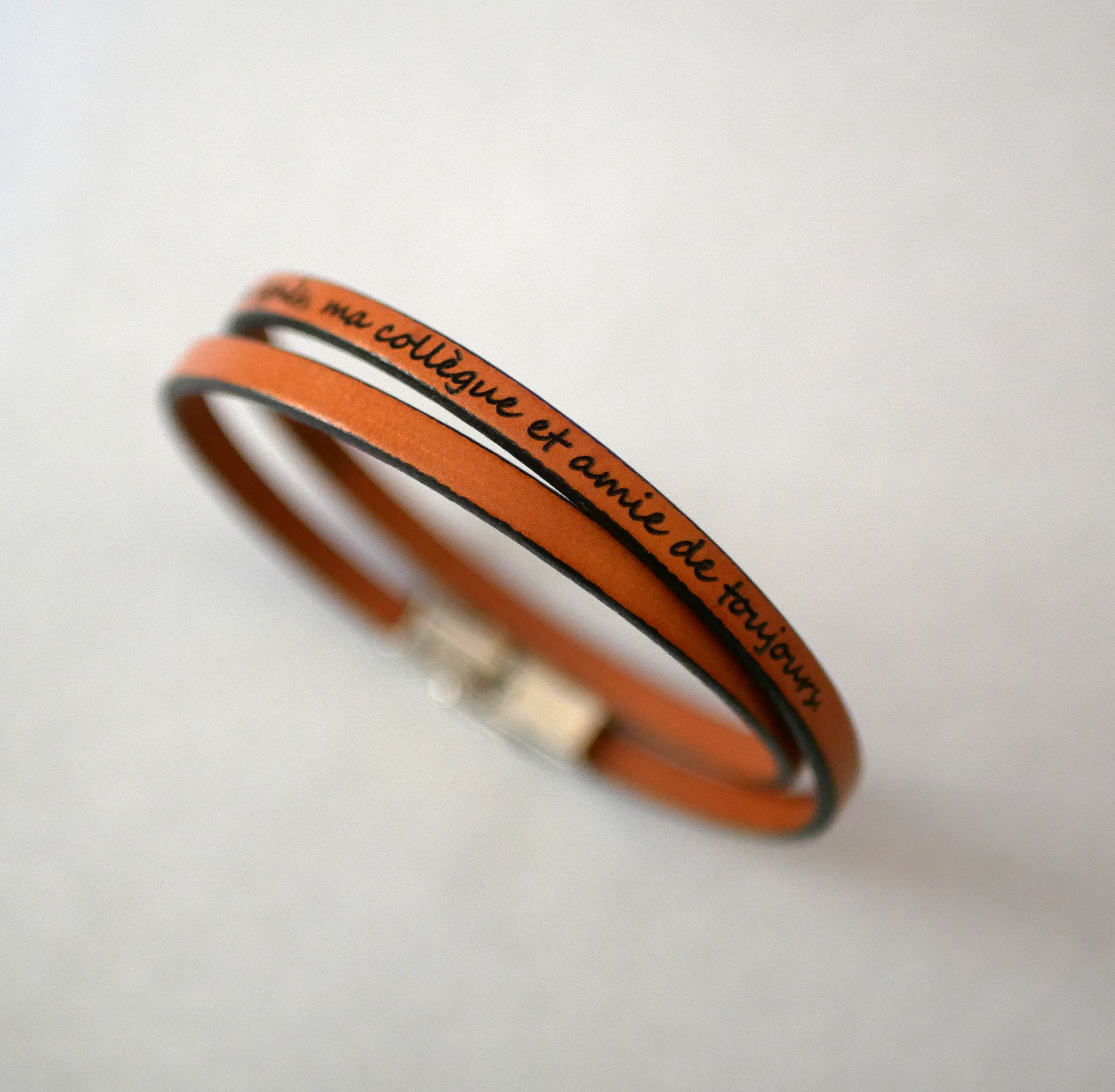 Bracelet en cuir marron personnalisable avec gravure personnalisée.