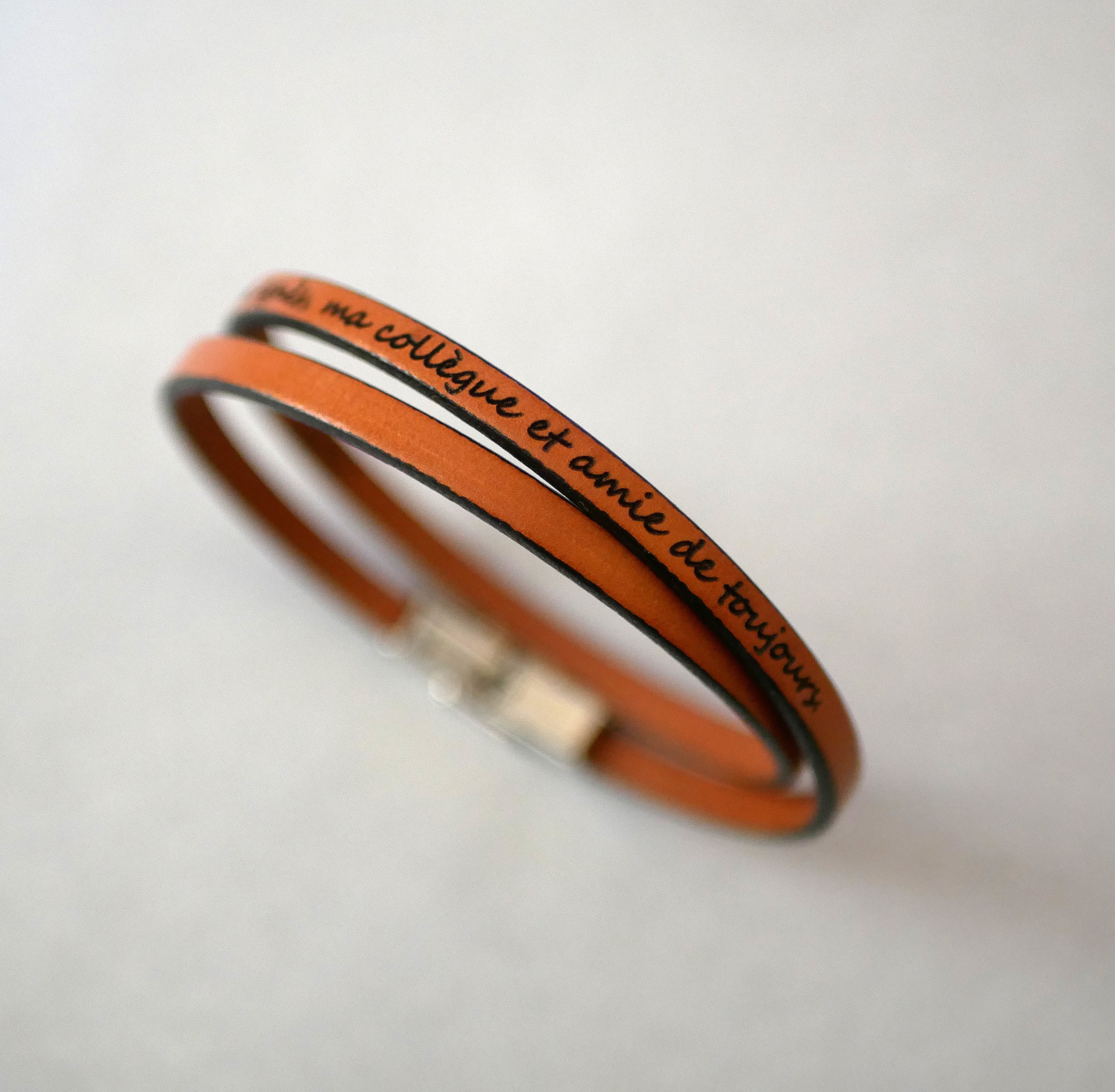 Bracelet en cuir marron personnalisable avec gravure personnalisée.