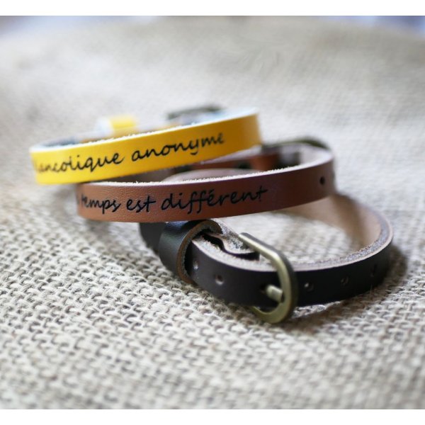 Indgraveret l&aelig;derarmb&aring;nd enkelt tur til personlig tilpasning blandet voksen barn