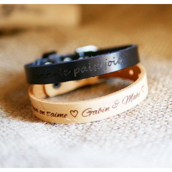 Graveret l&aelig;derarmb&aring;nd med s&oslash;lvsp&aelig;nde, der kan personligg&oslash;res ved gravering