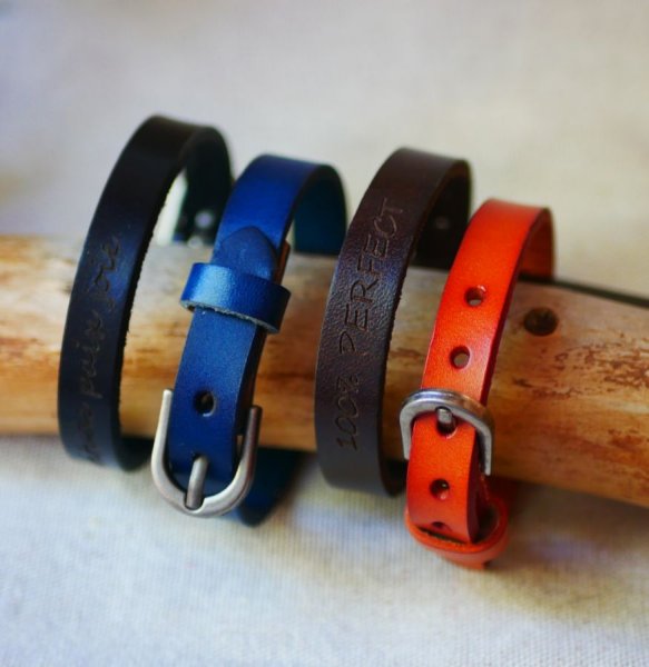 Graveret l&aelig;derarmb&aring;nd med s&oslash;lvsp&aelig;nde, der kan personligg&oslash;res ved gravering