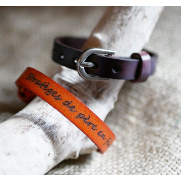 Graveret l&aelig;derarmb&aring;nd med s&oslash;lvsp&aelig;nde, der kan personligg&oslash;res ved gravering