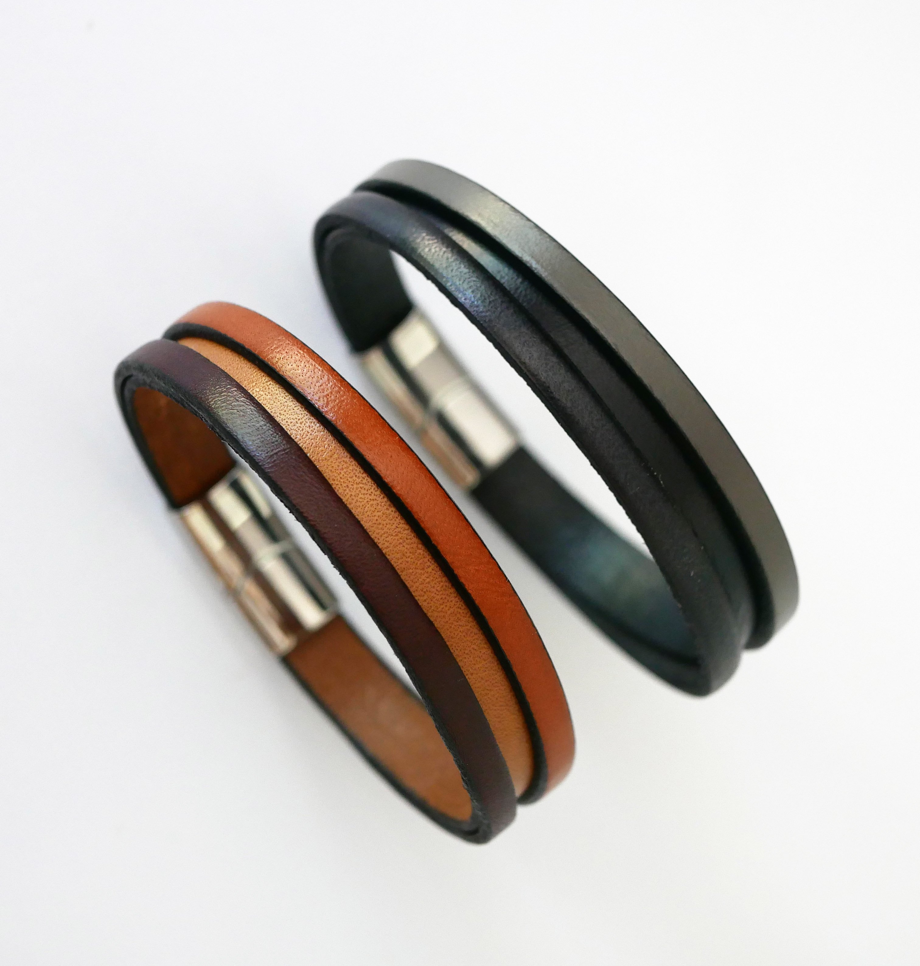 Tofarvet l&aelig;derarmb&aring;nd til m&aelig;nd med skjult indgraveret besked