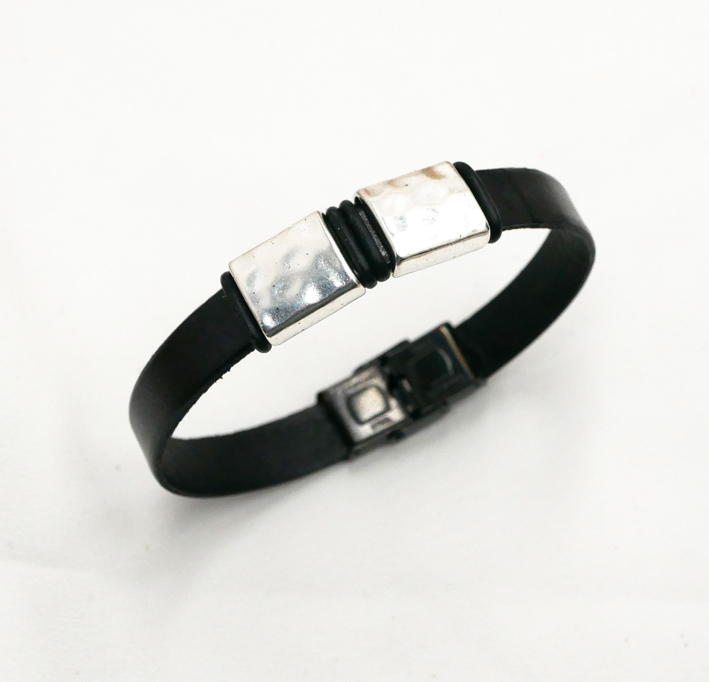 Bracelet homme en cuir avec carrés en métal martelé.