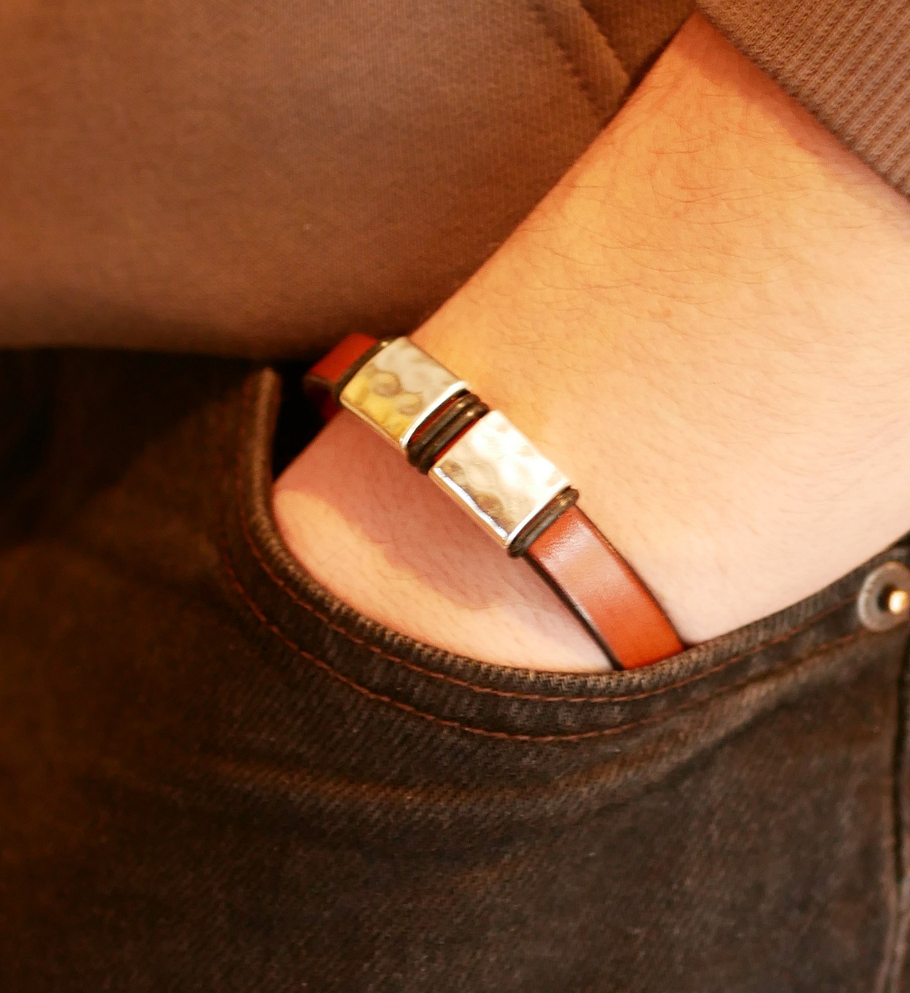 Bracelet homme en cuir avec carrés en métal martelé.
